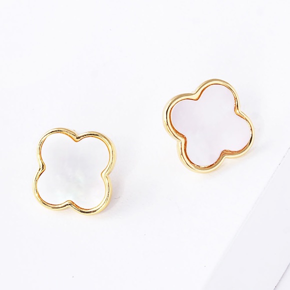 GOLD AND MOTHER OF PEARL QUATREFOIL/CLOVER STUD EARRINGS - Picture 1 of 2